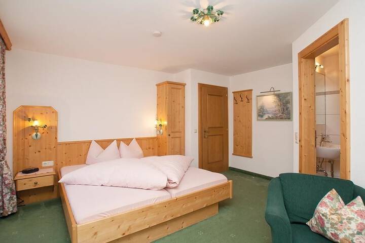 Room 5 of 12