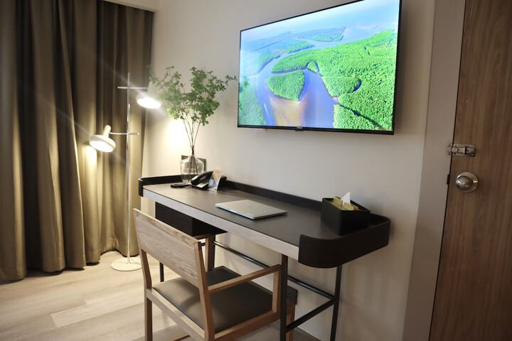 Room 8 of 16