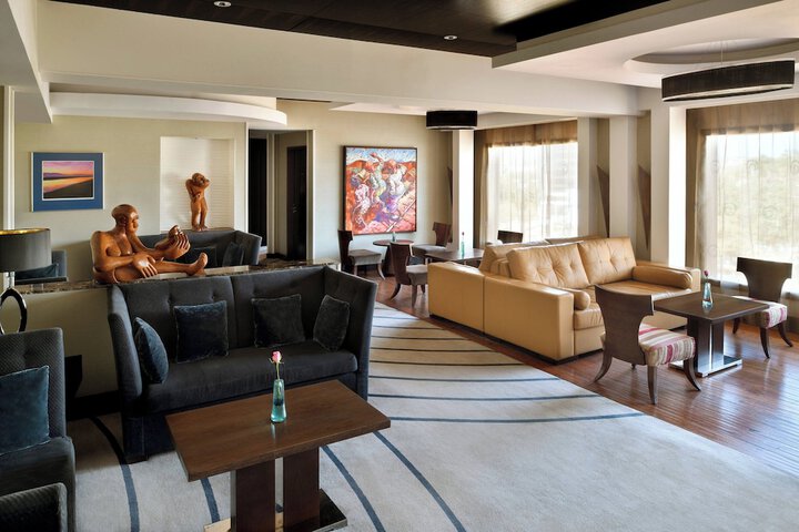 Lounge 44 of 85