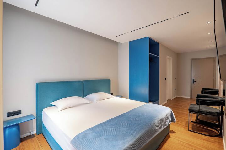 Room 25 of 132
