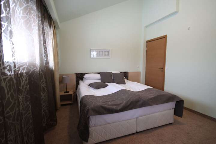 Room 6 of 96