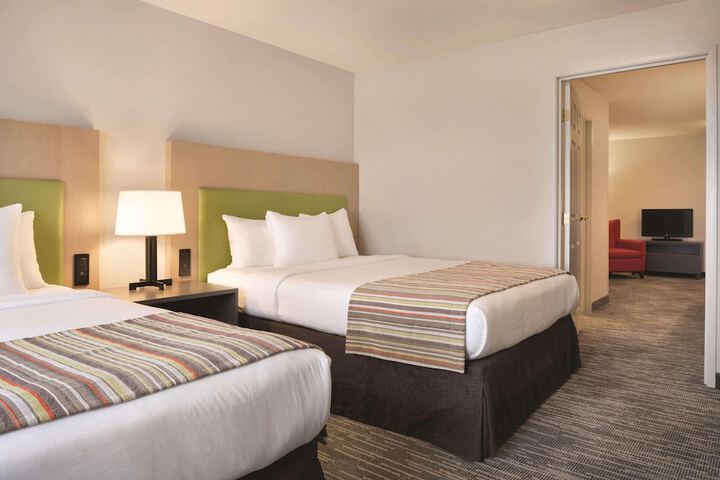 2 Queen Beds (7 of 10)