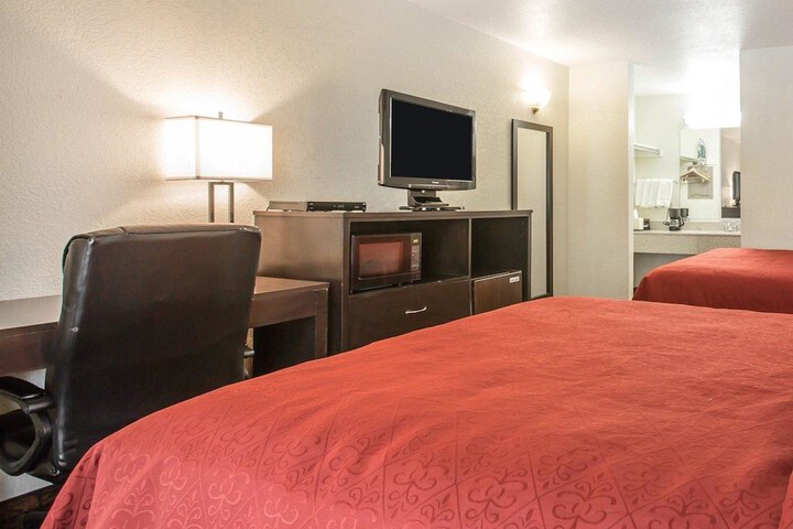 1 Queen Bed (13 of 13)