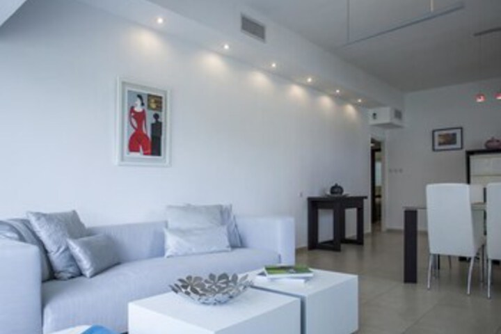Room 13 of 28