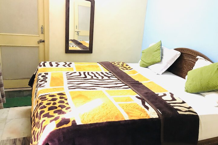 Room 4 of 18