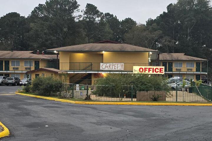 Carpet Inn in Opelika, AL