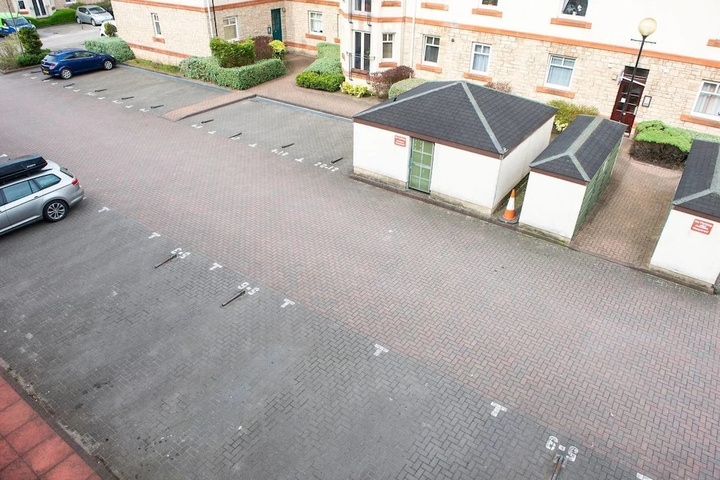 3bed / 3bath Townhouse With Free Parking and Balcony