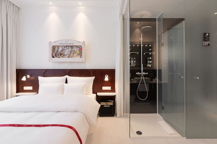 Room 33 of 82
