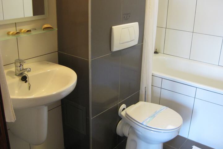 Deep soaking bathtub