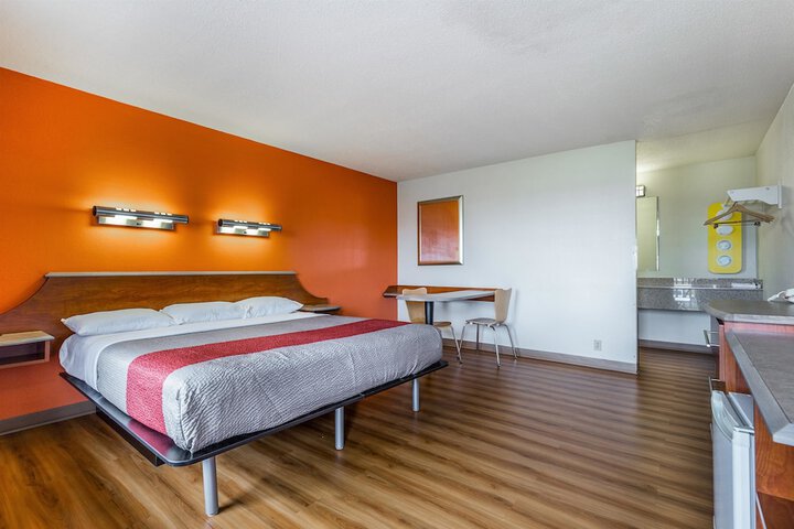 1 Queen Bed (13 of 21)
