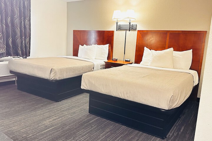 2 Double Beds Accessible (12 of 14)