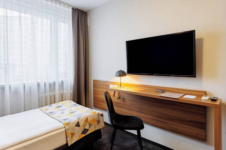 Room 27 of 83