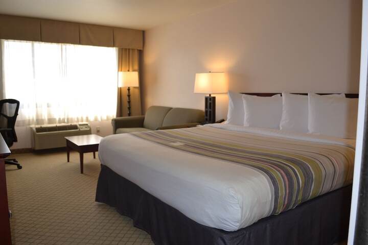 1 King Bed (11 of 18)