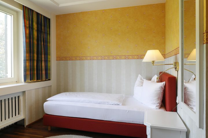 Room 25 of 137