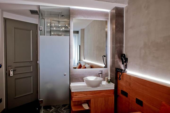 Room 34 of 63