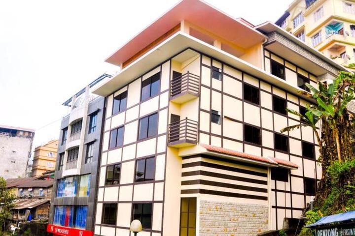 Hotel MMR Manor MG Marg