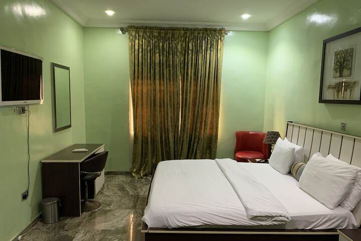 Room 9 of 18