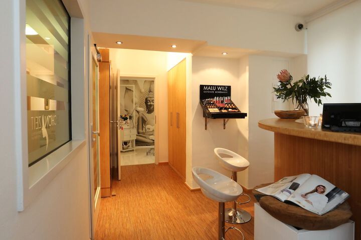 Lounge 76 of 130