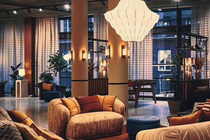 Lounge 110 of 117