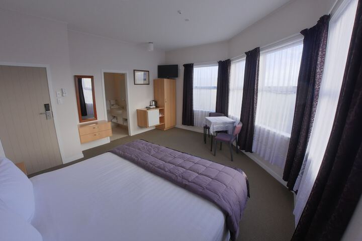 Room 10 of 26