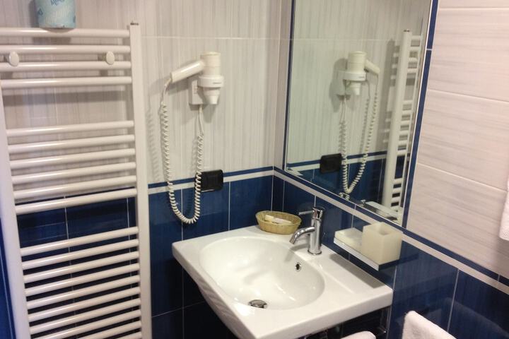 Room 27 of 48