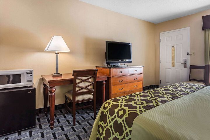1 King Bed (3 of 8)