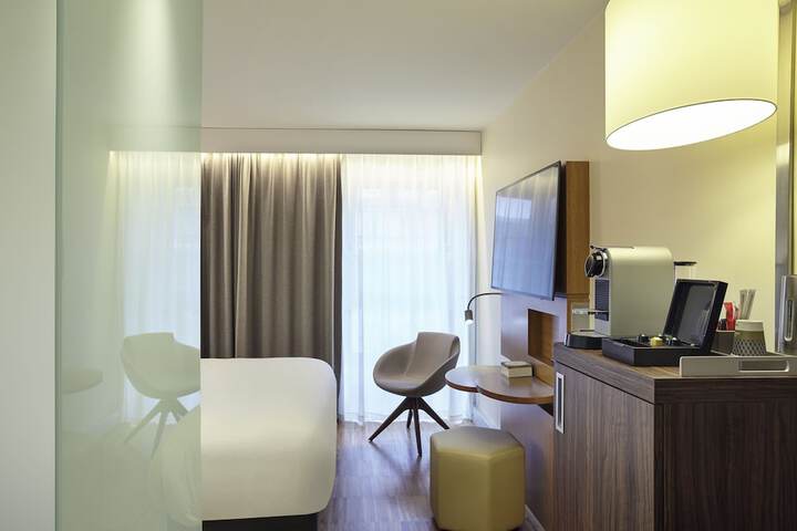 Room 4 of 52