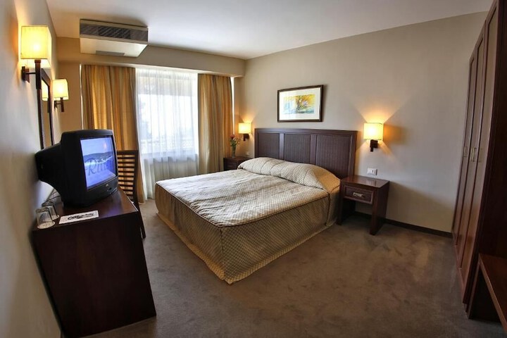 Room 12 of 40