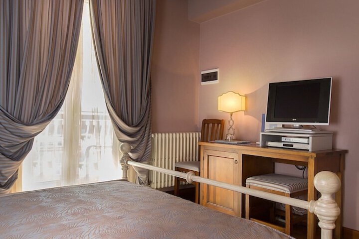 Room 10 of 99