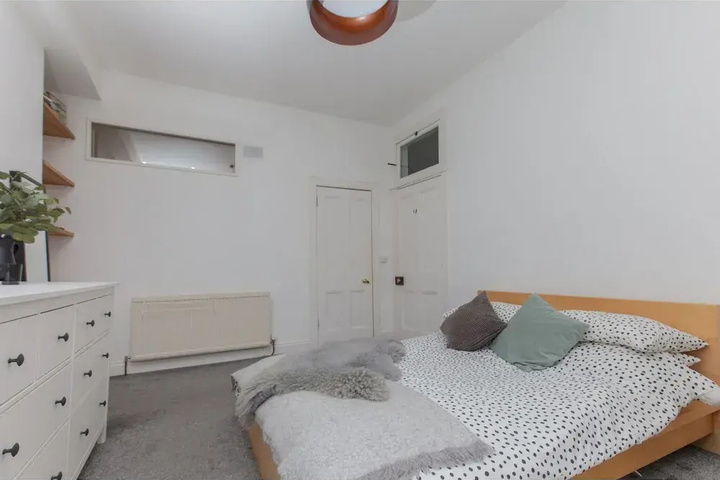 Room 4 of 11