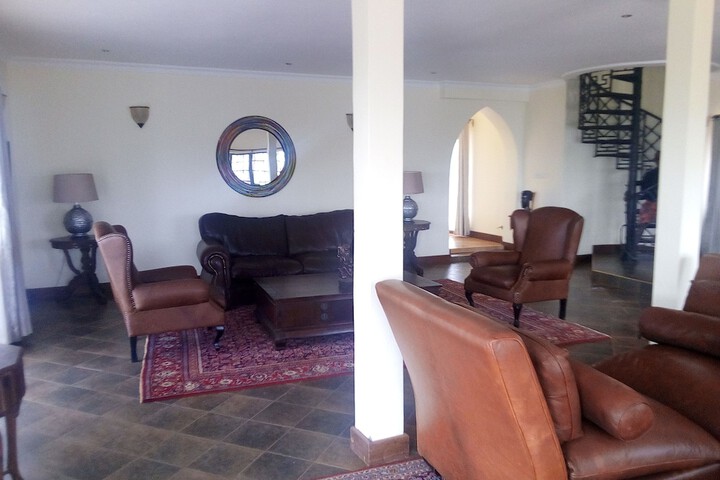 Room 4 of 8