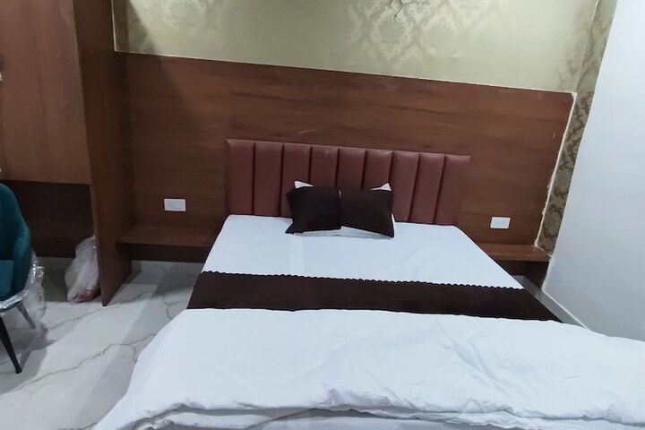 Room 3 of 20