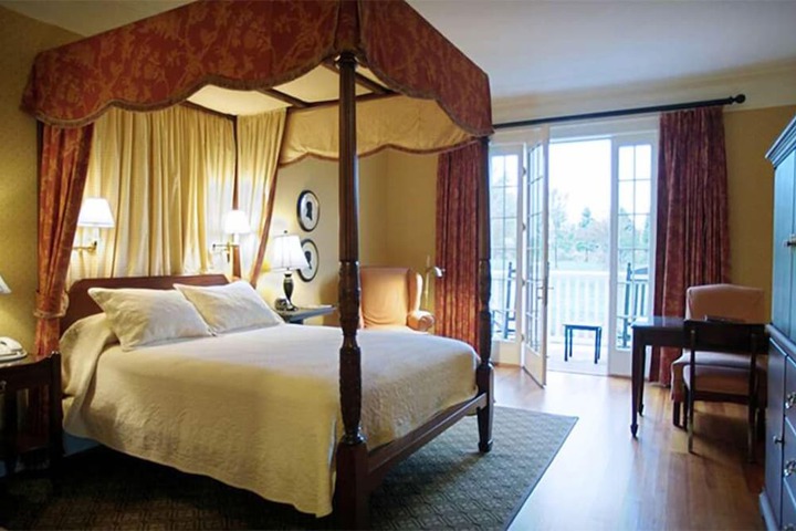Deluxe Queen Bed (4 of 16)