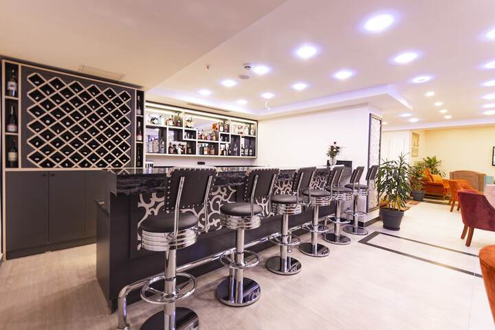 Lounge 52 of 68