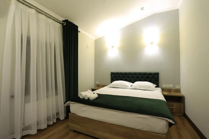 Room 6 of 16