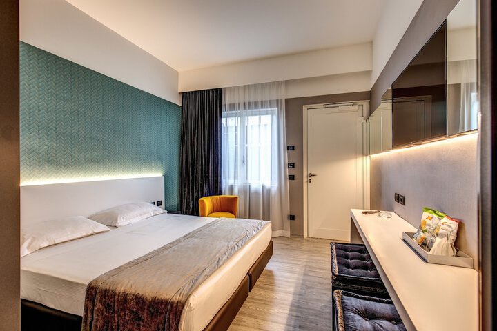 Room 6 of 32