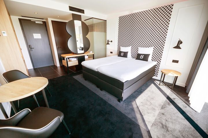 Room 10 of 18