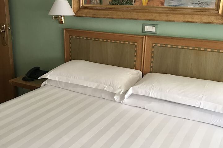 Room 9 of 39