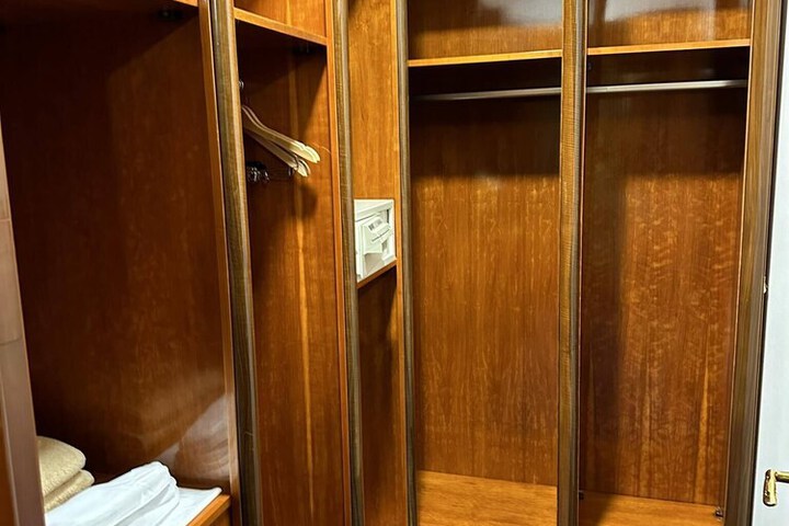 Room 42 of 143