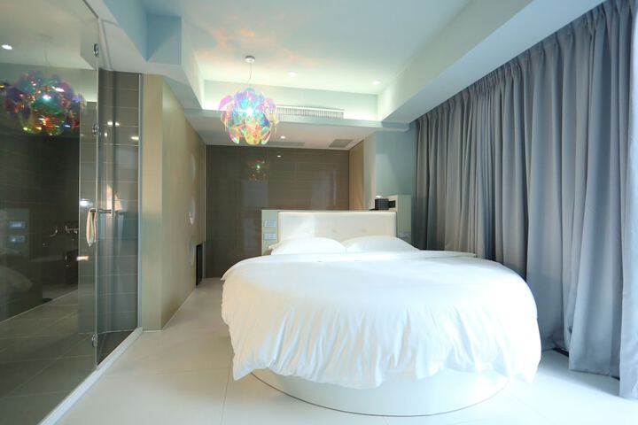Room 5 of 74