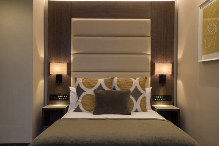 Room 16 of 100