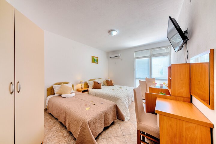 Room 6 of 28