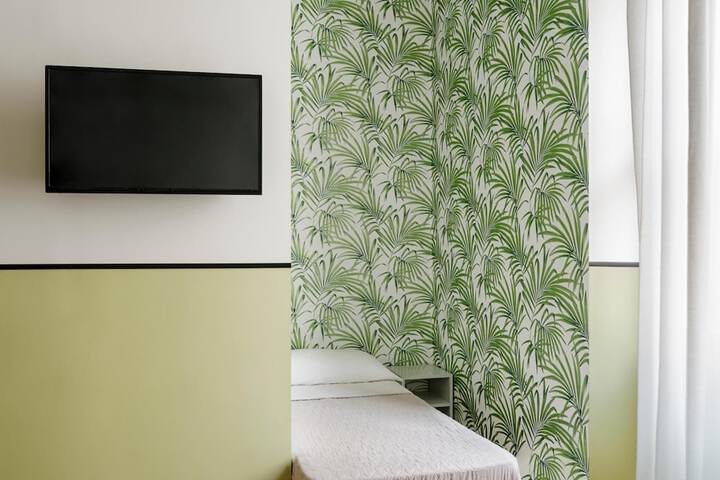 Room 10 of 32