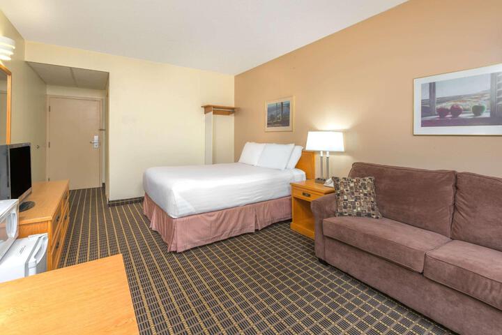 1 Queen Bed (2 of 25)