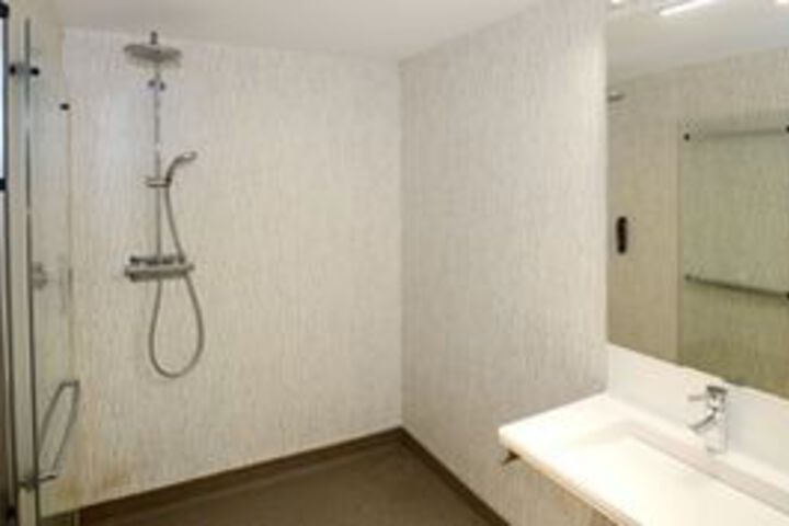 Room 2 of 10