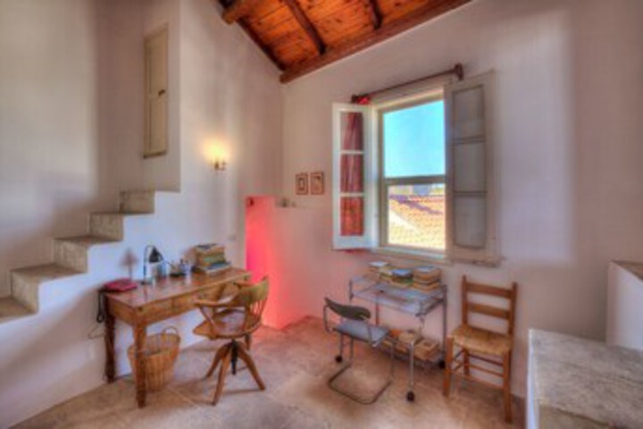 Room 10 of 28
