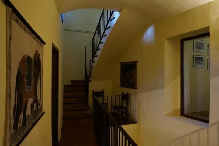 Room 8 of 18