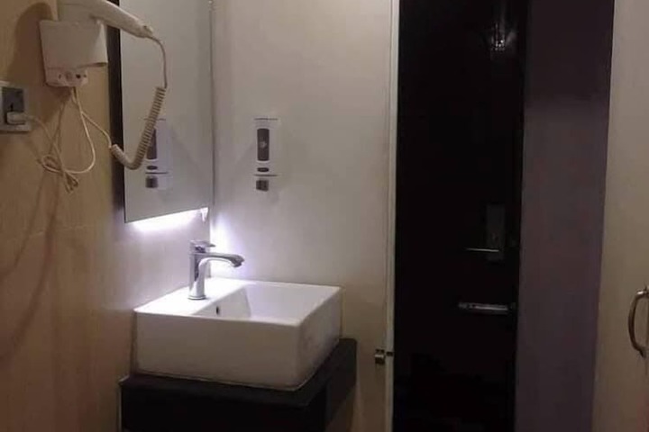 Room 33 of 40