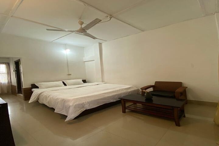 Room 6 of 14
