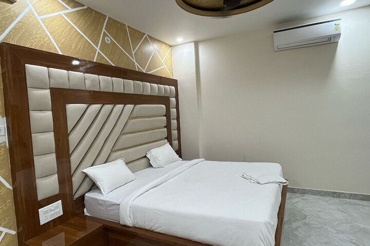 Room 2 of 10